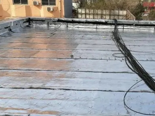 古冶卫生间漏水维修公司分享下古冶屋面楼顶防水刚性防水层施工要点。